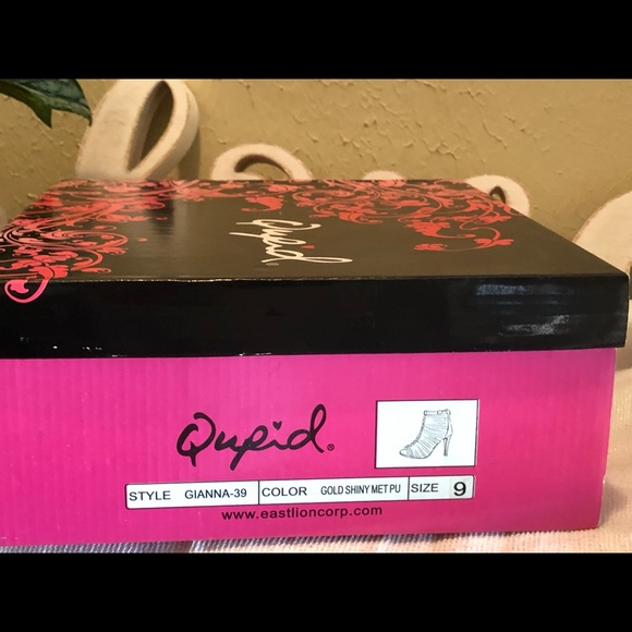 Gold strappy heels to bring out wow of the outfit - Picture 3 of 7